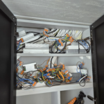 Elektrické rozvody a napájacie prvky sú v skrini osadené anomalne v skrini