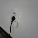 Neodborne osadený termostat v bezprostrednej blízkosti elektrickej zásuvky.