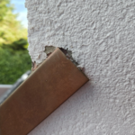 Nesprávne vyhotovený detail napojenia oplechovania na fasádu.2
