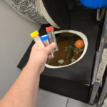Odber vzoriek vody zo zásobníka na laboratórny rozbor kvality vody.