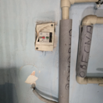 Poškodený a deformovaný kryt elektrického spínača od tepla.