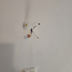 Voľne vyvedené a nezabezpečené elektrické vodiče bez ochrany